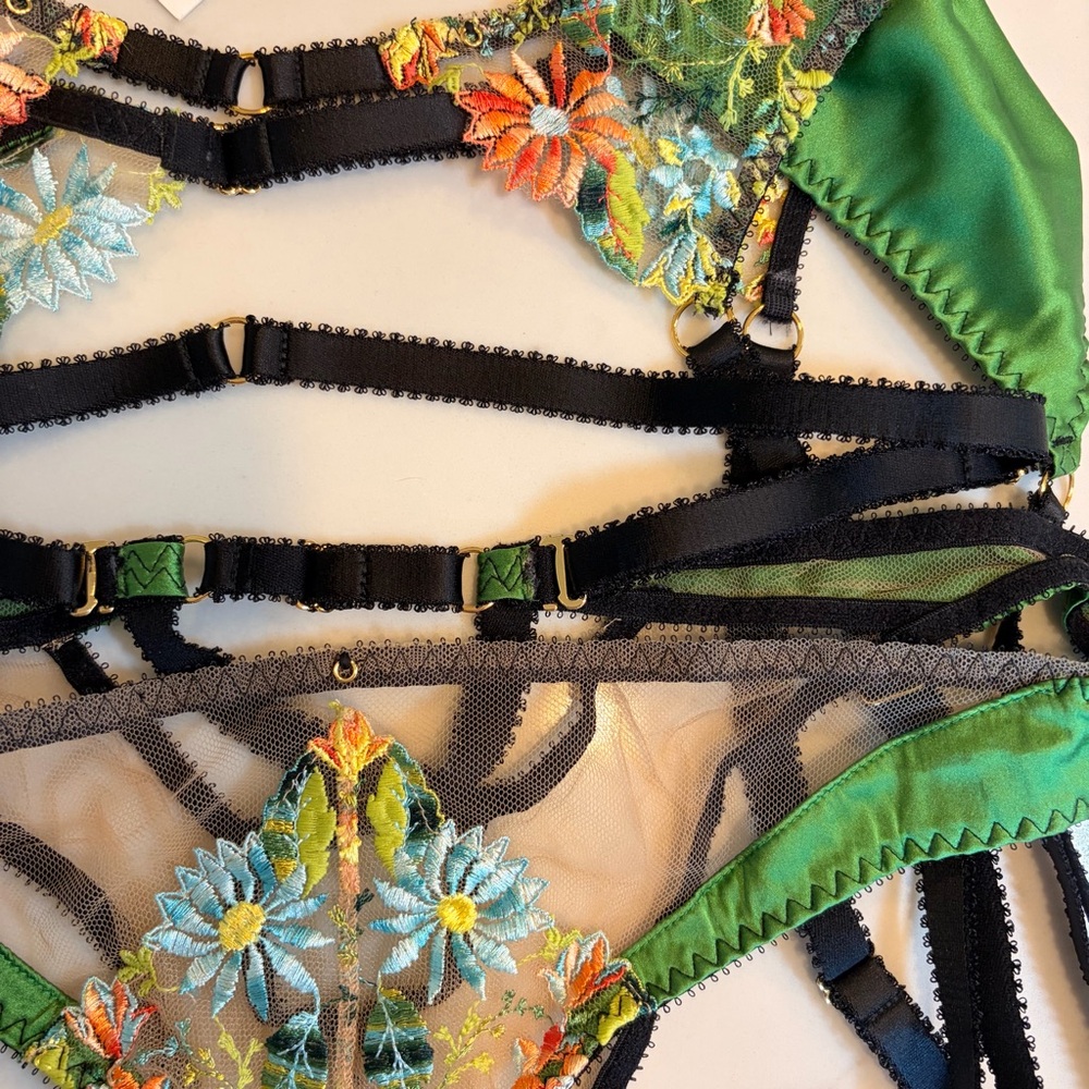 Edge o’ Beyond Sally Lingerie Set – Bra, Brief & Suspender - Picture 2 of 3
